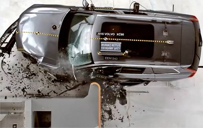 볼보 XC90 충돌테스트 장면 [사진출처=IIHS]