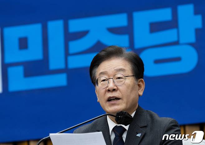 (서울=뉴스1) 이재명 기자 = 이재명 더불어민주당 대표가 6일 오전 서울 여의도 국회에서 열린 더불어민주당 확대간부회의에서 발언을 하고 있다. 2023.3.6/뉴스1  Copyright (C) 뉴스1. All rights reserved. 무단 전재 및 재배포 금지.