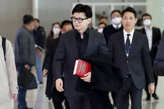 [인천공항=뉴시스] 최동준 기자 = 한동훈 법무부 장관이 7일 인천국제공항에서 출입국·이민·이주 정책 관련 유럽 출장을 가고 있다. 2023.03.07.