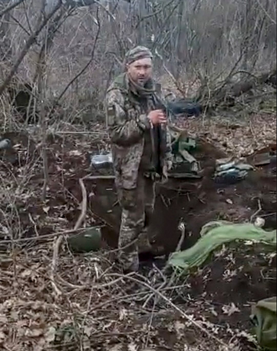 7일 우크라이나 대통령실이 배포한 영상에서 한 우크라이나군이 총살되기 전 담배를 피우고 있다. 이 병사는 ‘우크라이나에 영광을’이라고 외친 후 총알 수 발을 맞고 숨졌다. AFP 연합뉴스