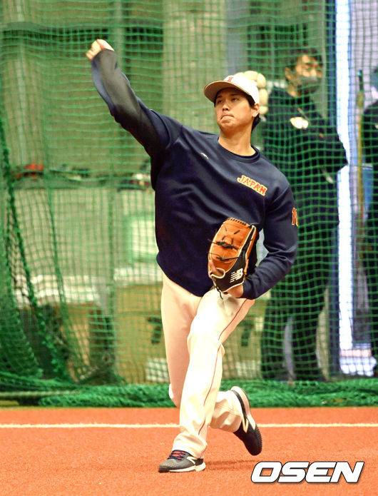 [OSEN=오사카, 손용호 기자] 6일 오사카 버팔로 스타디움 실내연습장에서 2023 WBC(월드베이스볼클래식) 에 참가한 일본 대표팀이 공식훈련을 가졌다.  오타니가 하프 피칭을 하고 있다. 2023.03.06/ spjj@osen.co.kr