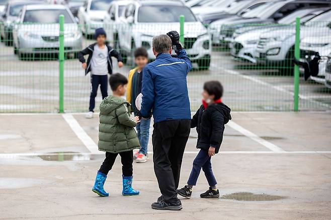 2월9일 주차장 마당에서 아프간 아이들이 현대중공업 수거업체 관계자와 함께 공놀이를 하고 있다.ⓒ시사IN 신선영