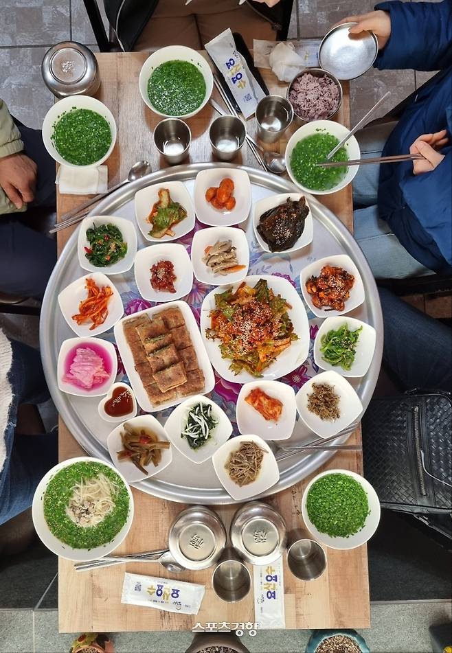 섬진강 재첩 맛집인 구례 섬진강채첩국수의 한 상 차림. 사진|강석봉 기자