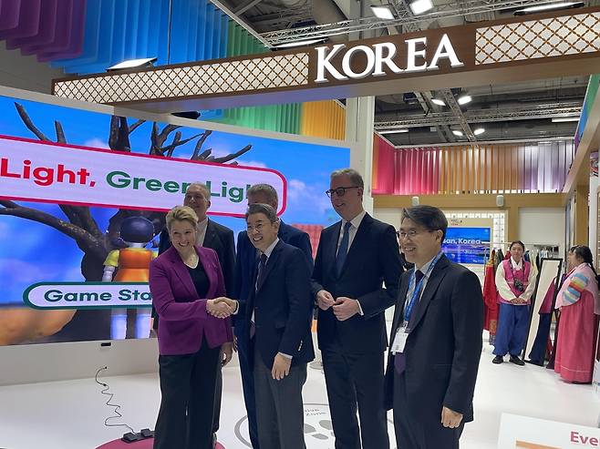 세계 최대 국제관광박람회 한국관 찾은 프란치스카 기파이 베를린시장 (베를린=연합뉴스) 이율 특파원 = 세계 최대 국제관광박람회 개막일인 7일(현지시간) 한국관을 방문한 프란치스카 기파이 베를린시장이 이재환 한국관광공사 부사장과 악수하고 있다. 2023.3.7