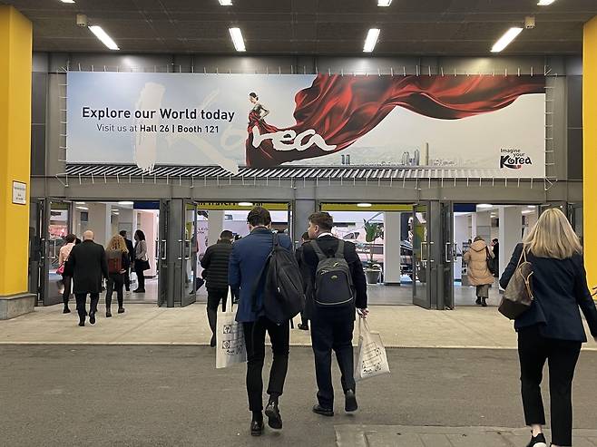 세계 최대 국제관광박람회에 내걸린 한국 광고 (베를린=연합뉴스) 이율 특파원 = 세계 최대 국제관광박람회 개막일인 7일(현지시간) 박람회장 입구에 한국 광고가 내걸려있다. 2023.3.7