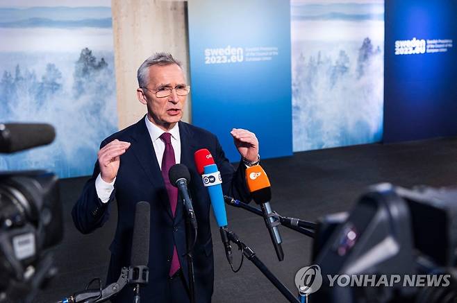 취재진 질문에 답변하는 나토 사무총장 (스톡홀름 AFP=연합뉴스) 옌스 스톨텐베르그 북대서양조약기구(NATO·나토) 사무총장이 8일(현지시간) 스웨덴 스톡홀름에서 열린 EU 국방장관 회의 참석에 앞서 취재진 질문에 답하고 있다. 2023.3.8 shine@yna.co.kr