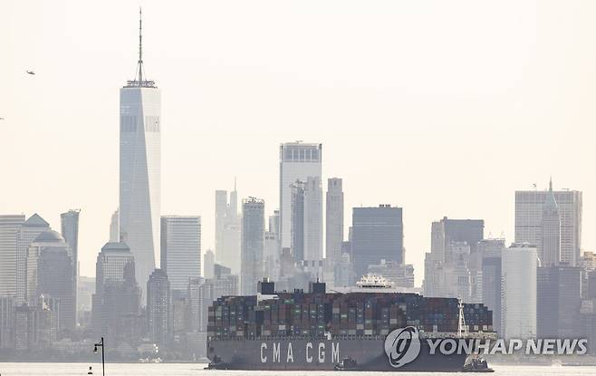 미국 뉴욕항으로 향하는 대형 컨테이너선 [EPA 연합뉴스 자료사진. 재판매 및 DB 금지]