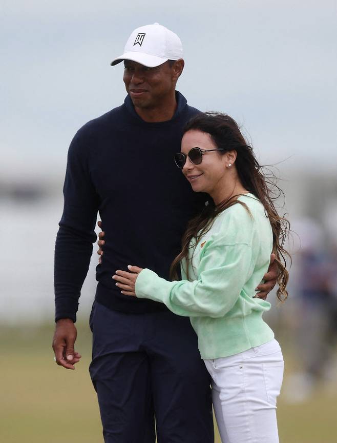 지난해 7월 열린 디오픈에서 타이거 우즈(왼쪽)와 연인이었던 에리카 허먼이 다정한 포즈를 취하고 있다. (사진=AFPBBNews)