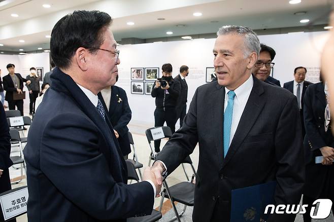 필립 골드버그 주한미국대사(오른쪽)와 정우택 국회부의장이 27일 서울 여의도 국회 의원회관에서 열린 한미동맹 70주년 기념 특별전 '한국인보다 한국을 더 사랑한 위트컴 장군' 개막식에서 인사를 나누고 있다. 2023.2.27/뉴스1 ⓒ News1 유승관 기자