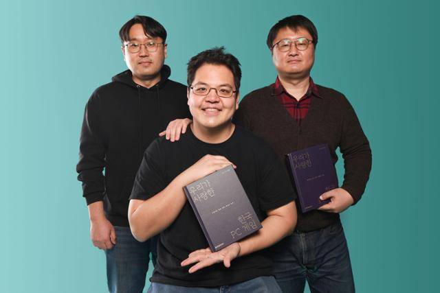 '우리가 사랑한 한국 PC 게임'의 저자 장세용(왼쪽부터)씨, 오영욱씨, 조기현씨가 6일 서울 중구 한국일보에서 인터뷰를 앞두고 포즈를 취하고 있다. 김영원 인턴기자
