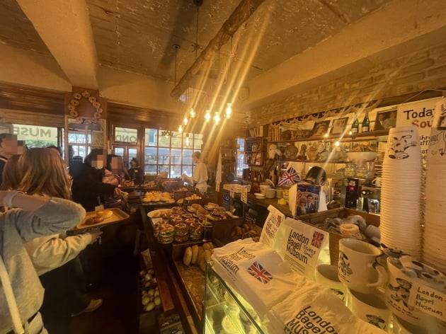 8일 안국역 근처 '런던 뮤지엄 베이글' 매장에서 손님들이 베이글을 고르고 있다./사진=이현주 기자