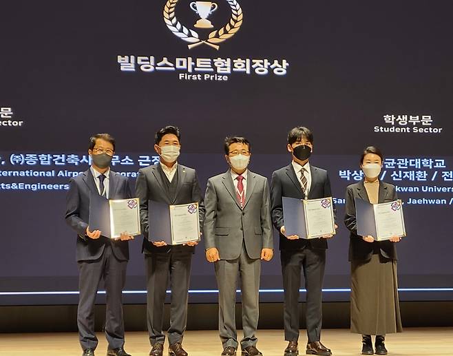 김창복 한화 건설부문 상무(왼쪽에서 두 번째)가 ‘BIM AWARDS’ 최우수상 수상 후 기념사진을 촬영하고 있다. [사진 제공 = 한화]
