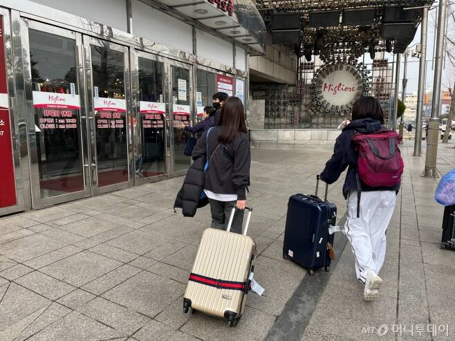 9일 오후 캐리어를 든 관광객들이 서울 동대문 쇼핑센터에 들어가고 있다. /사진=유예림 기자