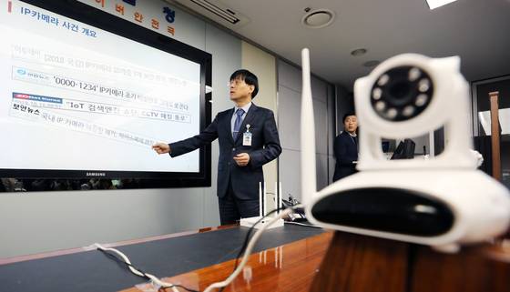 정석화 경찰청 사이버수사1대장이 지난 2018년 11월 1일 오전 서울 서대문구 경찰청에서 IP 카메라를 해킹해 불법촬영한 사건에 대해 브리핑하고 있다.사이버수사과는 국내 반려동물 사이트를 해킹해 15,000여명의 회원들의 IP카메라 정보를 포함한 개인정보를 유출한 후, 264대의 IP 카메라에 무단 접속해 사생활을 엿보거나 불법촬영한 피의자 10명을 검거했다고 밝혔다. /사진=뉴스1