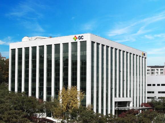 GC녹십자가 캐나다 바이오 기업 아퀴타스에서 지질나노입자(LNP) 기술을 도입해 mRNA 방식의 독감백신을 개발할 계획이다. 사진은 GC녹십자 본사. /사진=GC녹십자