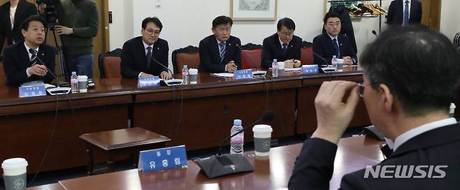 [서울=뉴시스] 조수정 기자 = 유홍림 서울대학교 총장이 지난 8일 오후 서울 관악구 서울대학교를 찾은 더불어민주당 정순신 검사특권 진상조사단 의원들과의 면담 중 정순신 아들 정모 씨 입학 사실 확인 불가 학교측 입장 등으로 인한 의원들의 항의를 듣고 있다. 2023.03.09.chocrystal@newsis.com