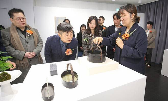 전성수 서울 서초구청장(왼쪽 두 번째)이 8일 ‘살롱 in 양재천’에서 공예품을 감상하고 있다. 서초구 제공