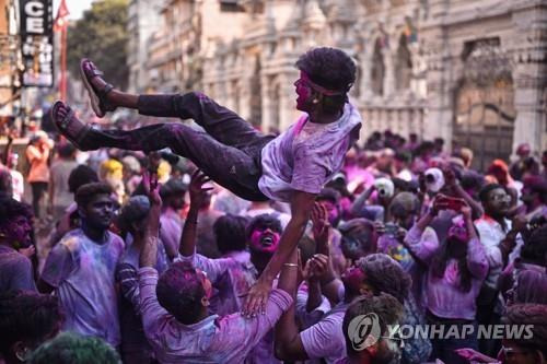 인도 첸나이에서 8일 홀리 축제를 즐기는 남성. [EPA 연합뉴스 자료사진. 재판매 및 DB 금지]