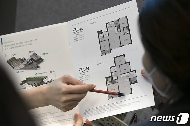 6일 오후 서울 영등포구 양평동에 마련된 GS건설 영등포자이 디그니티 모델하우스를 찾은 시민들이 상담을 받고 있다. 2023.3.6/뉴스1 ⓒ News1 이승배 기자