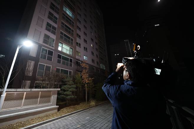 더불어민주당 이재명 대표의 경기지사 시절 초대 비서실장이 숨진 채 발견된 경기도 성남시 수정구의 자택 앞에서 10일 오전 취재진이 취재를 하고 있다./연합뉴스