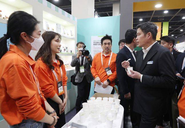 정용진 신세계그룹 부회장이 8일 양재동 aT센터에서 열린 이마트24 상품전시회 ‘딜리셔스페스티벌’을 방문했다.ⓒ이마트24