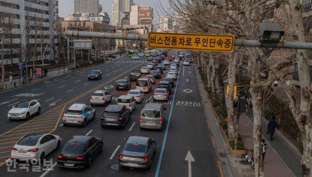 7일 서울 강남구 대치동 은마아파트 인근 남부순환로에 버스전용차로 무인 단속카메라가 설치돼 있다. 버스전용차로 옆 차선은 주차장을 방불케 할 정도로 차량이 정체돼 있다. 하상윤 기자