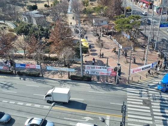 광주광역시 북구 무등도서관 사거리에 정당 등이 내건 현수막이 걸려 있다. 황희규 기자