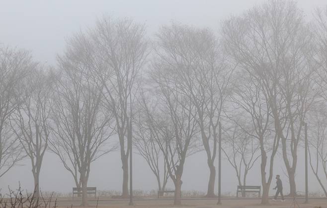 전국 곳곳에 짙은 안개가 예보된 10일 오전 강원 춘천시 공지천 산책로에 안개가 껴 있다. 연합뉴스