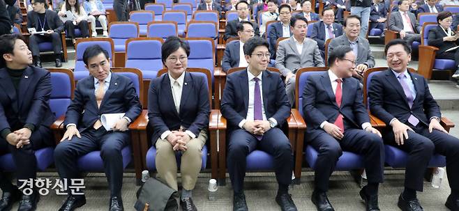 의총에 모인 여당 새 지도부 김기현 국민의힘 대표(오른쪽)와 최고위원들이 10일 국회에서 열린 정책의총에 나란히 앉아 있다. 김 대표는 이날 의원들과 당선 후 첫 만남을 가졌다. 박민규 선임기자