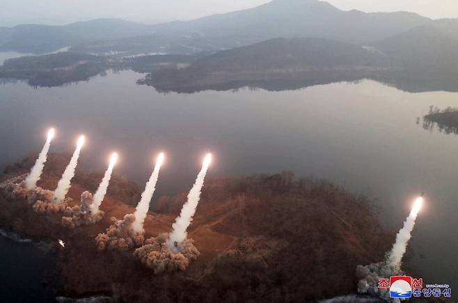 북한이 지난 9일 서부지구 화성포병부대 이동식 발사대에서 단거리 전술유도무기를 발사하고 있다. 조선중앙TV는 10일 이 장면을 공개하며 김정은 노동당 총비서가 딸 김주애와 함께 발사 현장에 나와 현지 지도했다고 보도했다.  【조선중앙TV 화면 캡처】