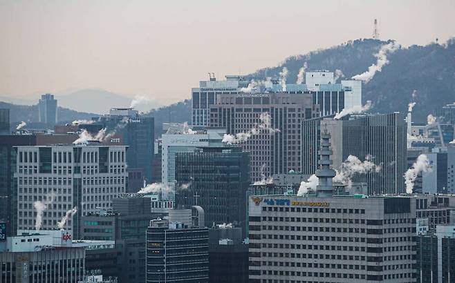 [서울=뉴시스] 권창회 기자 = 연일 강추위가 계속되고 있는 17일 오전 서울 종로구 인왕산에서 바라본 서울 도심의 건물에 수증기가 피어 오르고 있다. 2023.01.17.