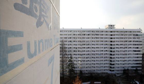 서울 강남구청은 지난 9일 대치동 은마아파트 추정분담금 검증위원회를 열고 일반분양가를 3.3㎡당 7700만원에서 7100만원으로 낮추는 결정을 내렸다. 이에 국민평수'로 불리는 전용 84㎡의 분양가는 종전 26억원에서 24억원으로 결정될 것으로 보인다. /사진=뉴시스