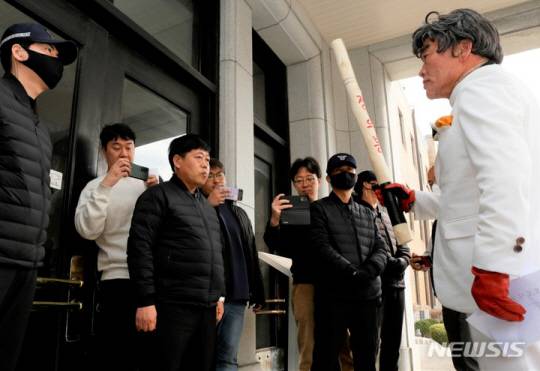 9일 충북도청 본관 입구에서 시민단체 대표 오천도씨가 정의봉을 들고 김영환 충북지사의 사과를 요구하고 있다. 김 지사는 최근 페이스북에 정부의 일제강점기 강제징용 피해자 제3자 대위 변제 방침을 지지하는 글을 올리면서 “기꺼이 친일파가 되련다”라고 밝혀 논란을 키웠다. 뉴시스