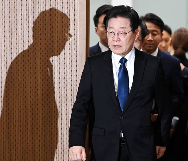 경기도의회 찾은 李 이재명 더불어민주당 대표가 10일 오전 경기 수원시 영통구 경기도의회에서 열린 ‘국민 속으로 경청투어’ 현장 최고위원회의 참석을 위해 회의장으로 향하고 있다.   윤성호 기자