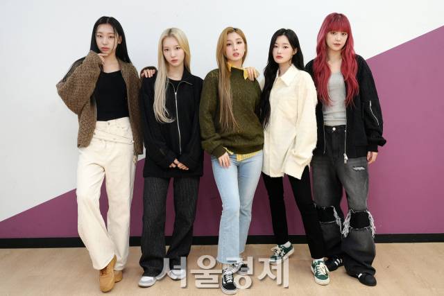 걸그룹 픽시(PIXY)가 서울경제스타 인터뷰에 앞서 포즈를 취하고 있다. / 사진=김규빈 기자