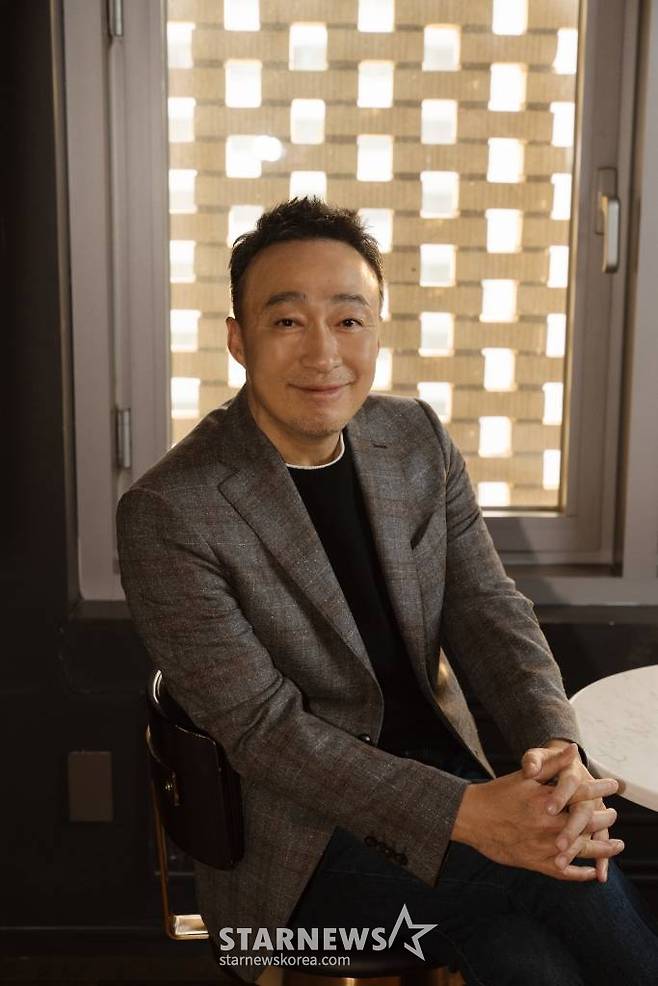 영화 '대외비'(감독 이원태)의 주연배우 이성민이 27일 진행된 라운드 인터뷰를 위해 포즈를 취하고 있다.   1992년 부산, 만년 국회의원 후보 해웅과 정치판의 숨은 실세 순태, 행동파 조폭 필도가 대한민국을 뒤흔들 비밀 문서를 손에 쥐고 판을 뒤집기 위한 치열한 쟁탈전을 벌이는 범죄드라마 '대외비'는 3월 1일 개봉한다. /사진제공=플러스엠엔터테인먼트 2023.02.27 /사진=이동훈 기자 photoguy@