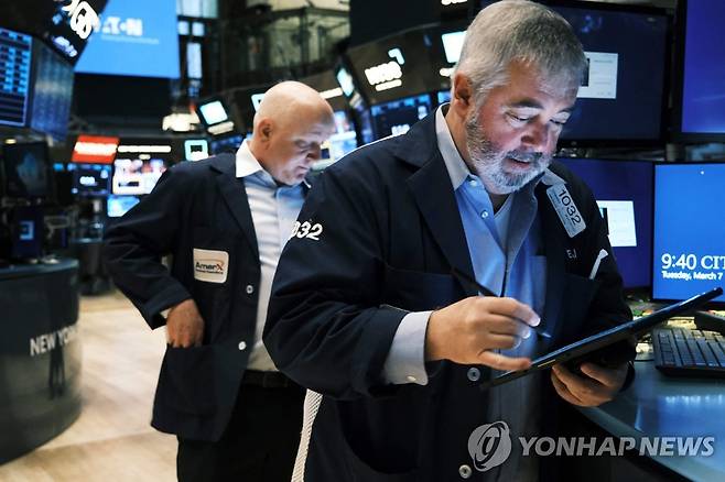 NYSE 입회장에서 일하는 트레이더들의 모습 [연합뉴스 자료사진]