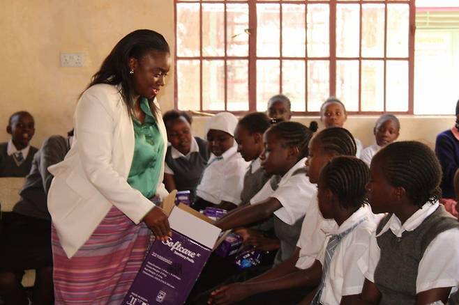 의사당에서 퇴장당한 오워바 의원이 인근 학교를 찾아 생리대를 나눠주고 있다. [트위터 캡처. 재판매 및 DB 금지]