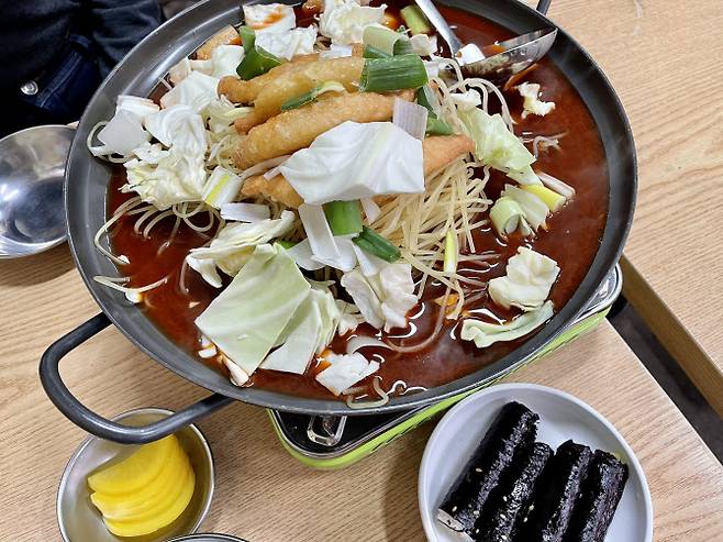 이날 주문한 메뉴는 즉석 떡볶이와 꼬마김밥이다. (사진=송혜수 기자)