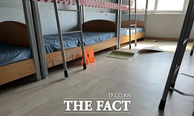 기숙사는 내리막길을 걷는 것 같았다. 올해 4월 해맑음에 오는 아이들은 선생님들 관사에서 함께 지내야 한다. /정채영 기자