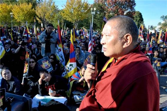 <2011년 미국 백악관 앞에서 지지자들에게 강연하는 키르티 린포체(Kirti Rinpoche). 사진/zh.wikipedia.org>