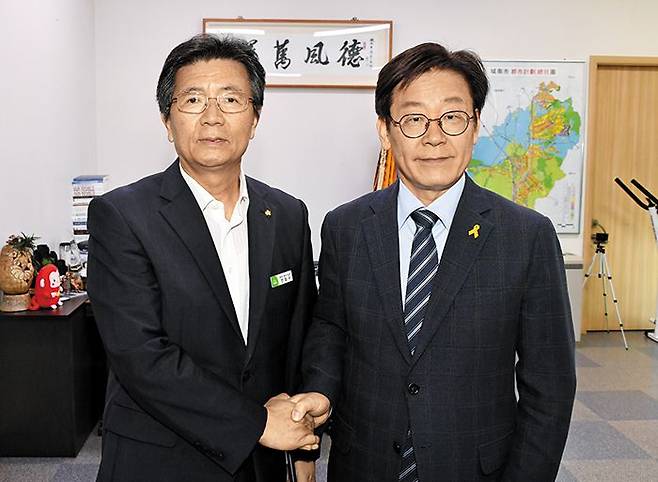 지난 2017년 9월 이재명 더불어민주당 대표(당시 성남시장)가 고 전형수(왼쪽)씨에게 성남시 행정기획조정실장 임용장을 준 후 찍은 사진. 이 대표가 성남시장, 경기지사 시절 비서실장을 지낸 전씨는 지난 9일 자택에서 숨진 채 발견됐다./성남시청