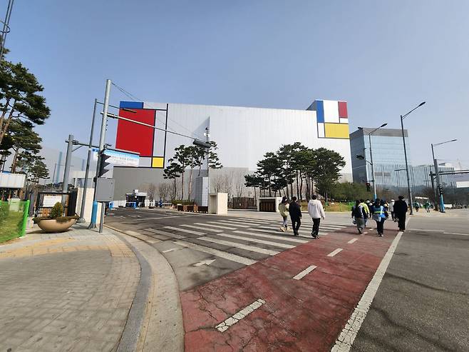 경기 평택 고덕동의 삼성전자 평택캠퍼스 공장 정문./이학준 기자