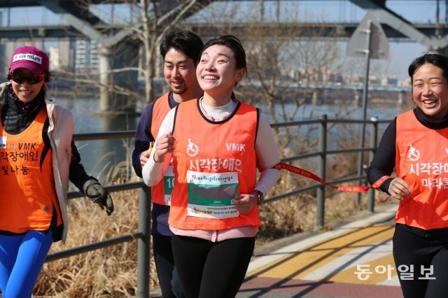 김예지 의원(오른쪽에서 두 번째)이 2월 26일 열린 고구려마라톤 10km에 출전해 ‘가이드 러너’ 홍산 씨(오른쪽)와 함께 달리고 있다. 학창 시절부터 다양한 운동을 즐긴 김 의원은 건강도 챙기고 완주의 기쁨을 만끽하기 위해 마라톤 대회에 출전하고 있다. 김예지 의원 제공.