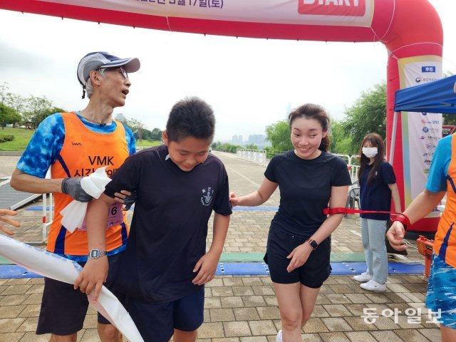 김예지 의원(오른쪽)이 지난해 10월 열린 제8회 시각장애인과 함께하는 어울림 마라톤대회를 완주한 뒤 피니시 라인을 통과하고 있다. 김예지 의원 제공.