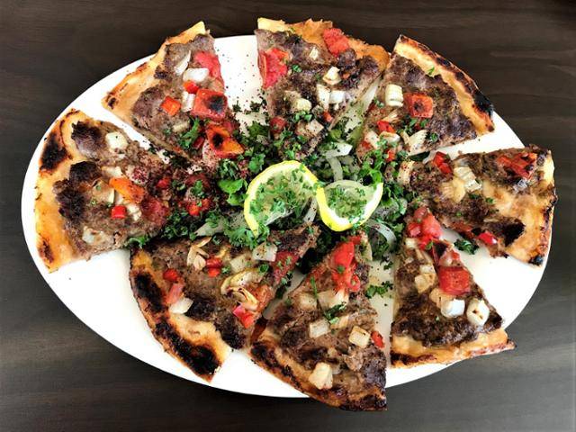 피타빵 위에 양고기를 잘게 다져 올린 할랄 푸드 램 아라이스. 잇쎈틱 제공