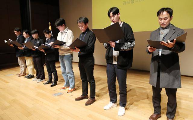 유준환 의장(오른쪽 두 번째)을 비롯한 새로고침 노동자협의회 위원들이 지난달 21일 서울 용산구 동자아트홀에서 열린 새로고침 노동자협의회 발대식에서 결의문을 낭독하고 있다. 뉴스1