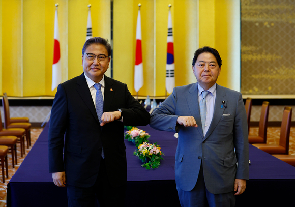 정부가 강제징용 배상과 관련해 '제3자 변제' 해법을 내놓은 가운데 일본 정부가 공시적으로 "강제동원은 없었다"고 부인하고 나섰다. 사진은 왼쪽은 박진 외교부 장관, 오른쪽은 하야시 요시마사 일본 외무상. [사진=뉴시스]