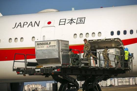 지난 2월 14일 튀르키예 아다나 공군 비행장에서 군인들이 일본으로부터 도착한 지원 물자를 비행기에서 내리고 있다. AP=연합뉴스