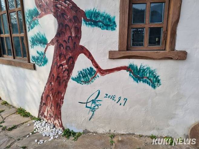 월명동 수련원 인근 한 카페 외벽에 그려진 정명석 사인.&nbsp; &nbsp;사진=이준범 기자